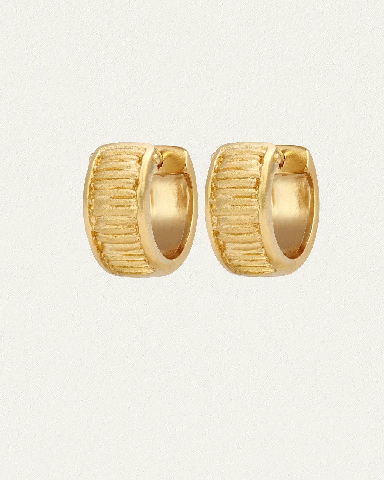 Arete Wide Huggies Earrings - 18K Gold Vermeil