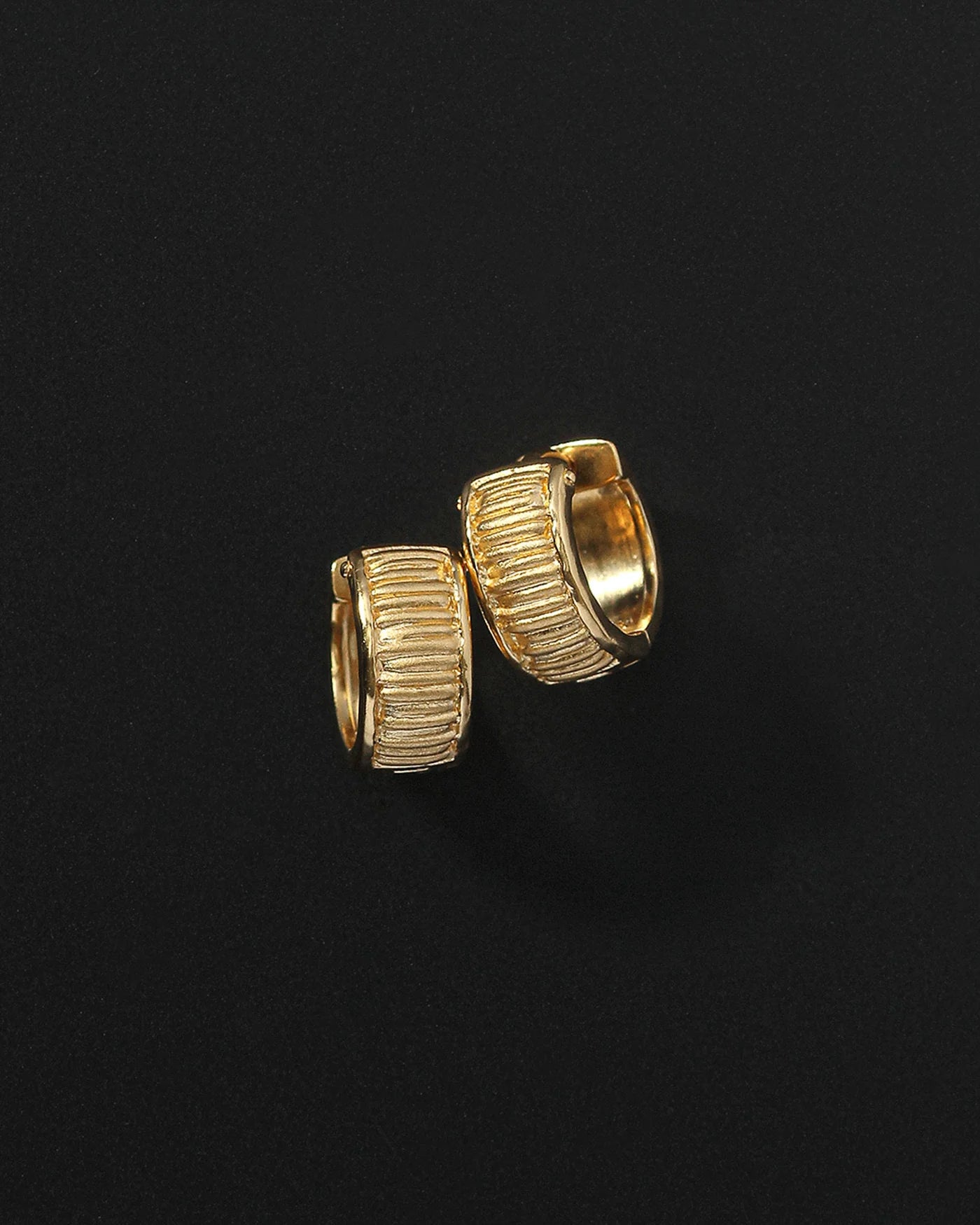 Arete Wide Huggies Earrings - 18K Gold Vermeil