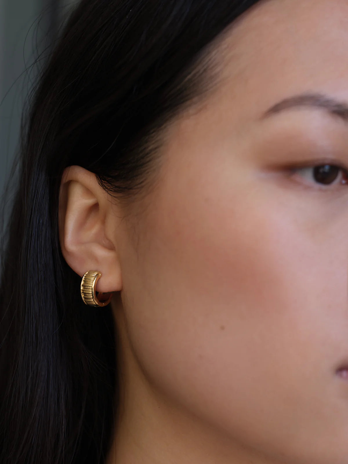 Arete Wide Huggies Earrings - 18K Gold Vermeil