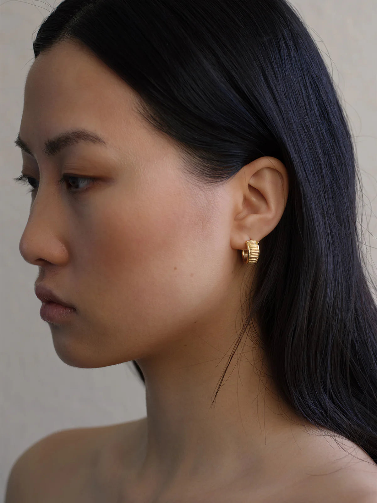 Arete Wide Huggies Earrings - 18K Gold Vermeil
