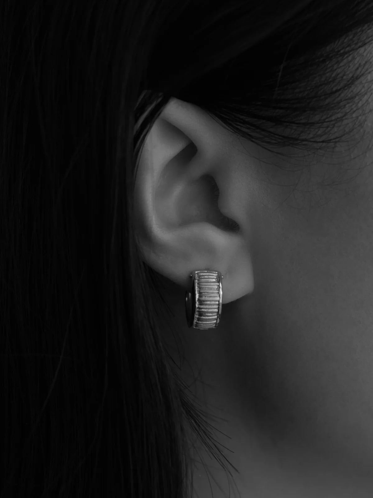 Arete Wide Huggies Earrings - Sterling Silver
